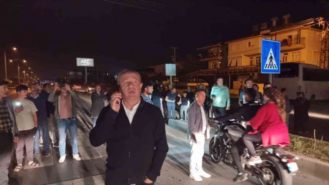 Yolun Karşısına Geçmek İsterken Hayatını Kaybeden Genç, Mahalleliyi Ayaklandırdı