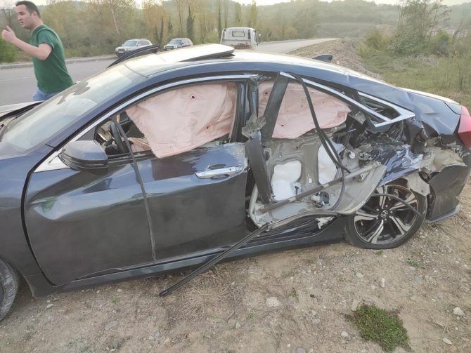 Ters Yönden Gelen Traktör Otomobili Biçti