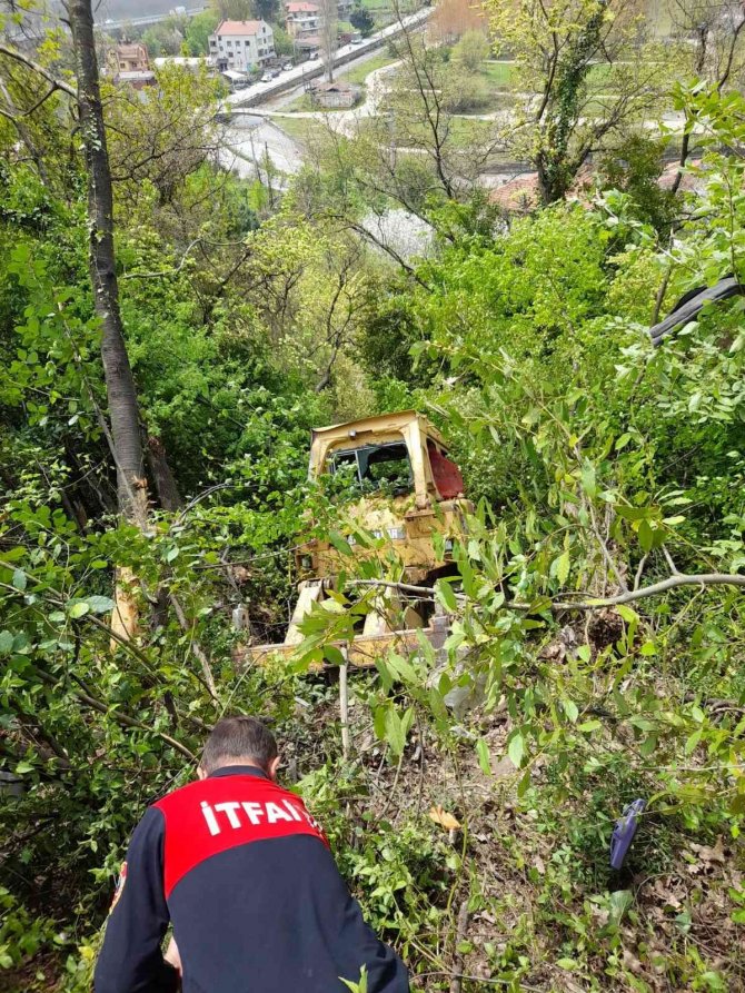 Tırın Dorsesinden Düşen Kepçe Ormanlık Alana Uçtu