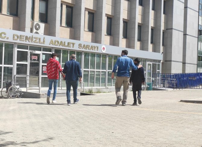 14 Yaşındaki Çocuk, Lise Öğrencisini Okulun Önünde Defalarca Bıçakladı