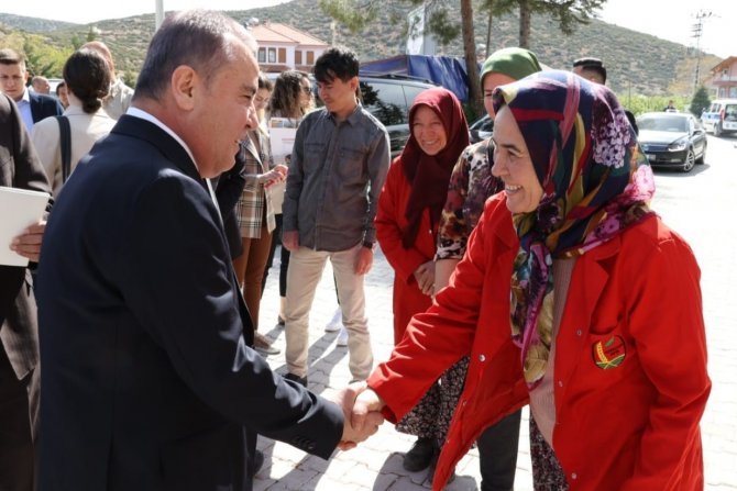 Başkan Böcek’ten Korkutelililere Düğün Salonu Ve Kreş Sözü