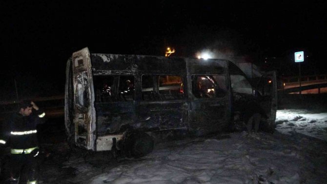 Antalya’da Transfere Giden Tur Minibüsü Alev Alev Yandı, Sürücü Canını Zor Kurtardı