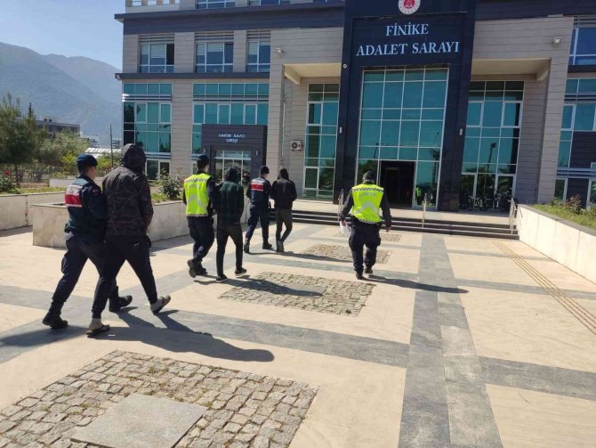 Finike’de Yayla Evlerinin Dadanan Hırsızları Jandarma Yakaladı