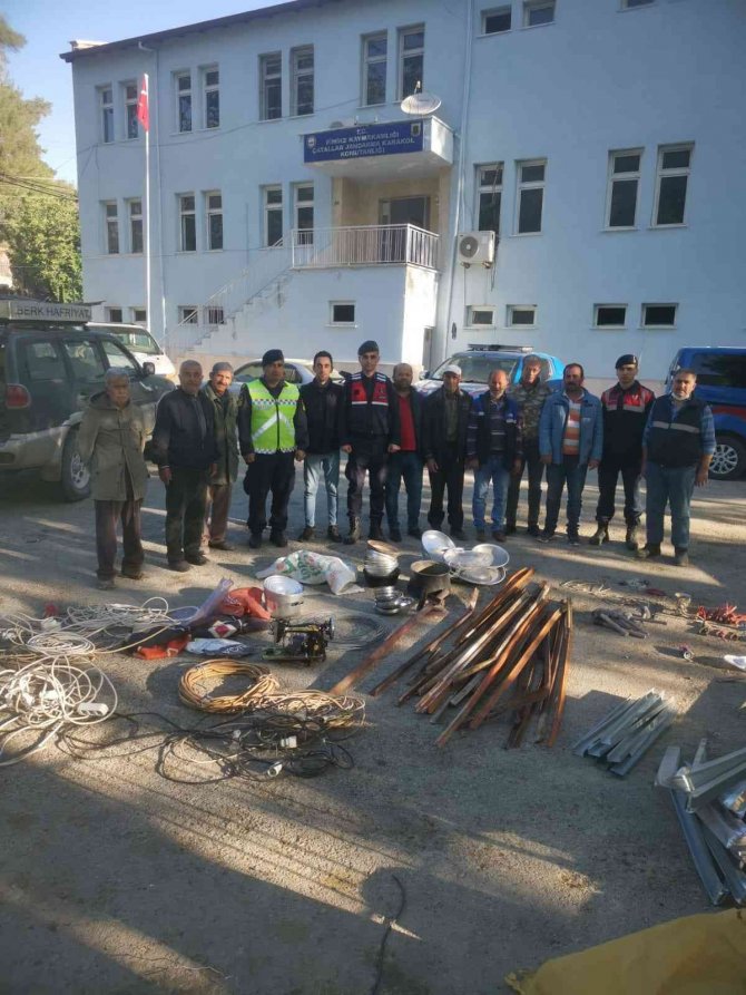 Finike’de Yayla Evlerinin Dadanan Hırsızları Jandarma Yakaladı