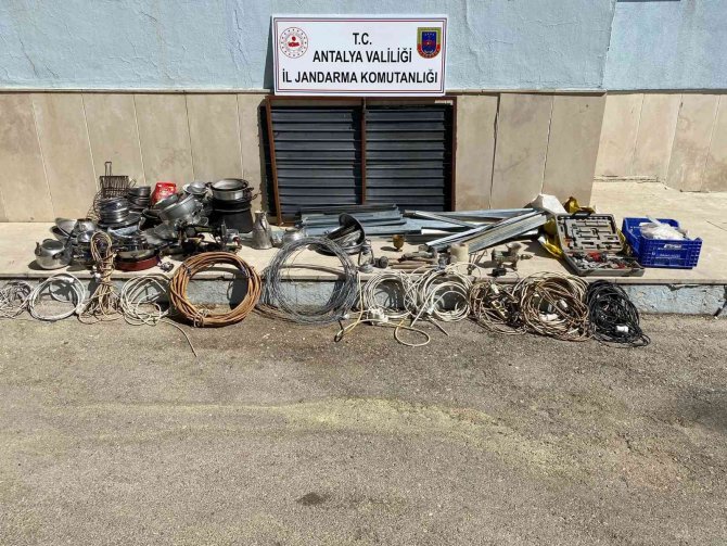 Finike’de Yayla Evlerinin Dadanan Hırsızları Jandarma Yakaladı