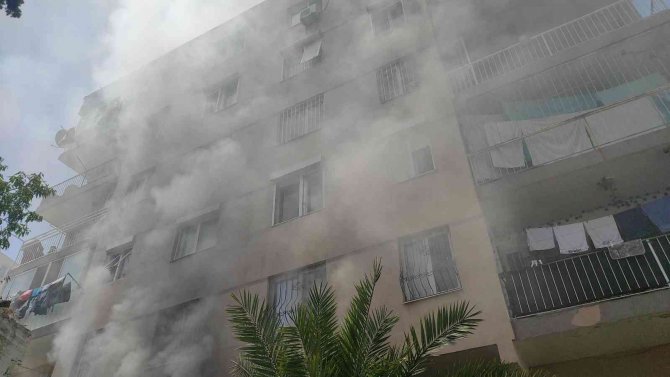 Apartmanın Bodrum Katında Yangın Çıktı, Vatandaşlar Balkondan Tahliye Edildi