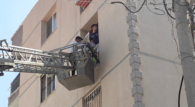 Apartmanın Bodrum Katında Yangın Çıktı, Vatandaşlar Balkondan Tahliye Edildi