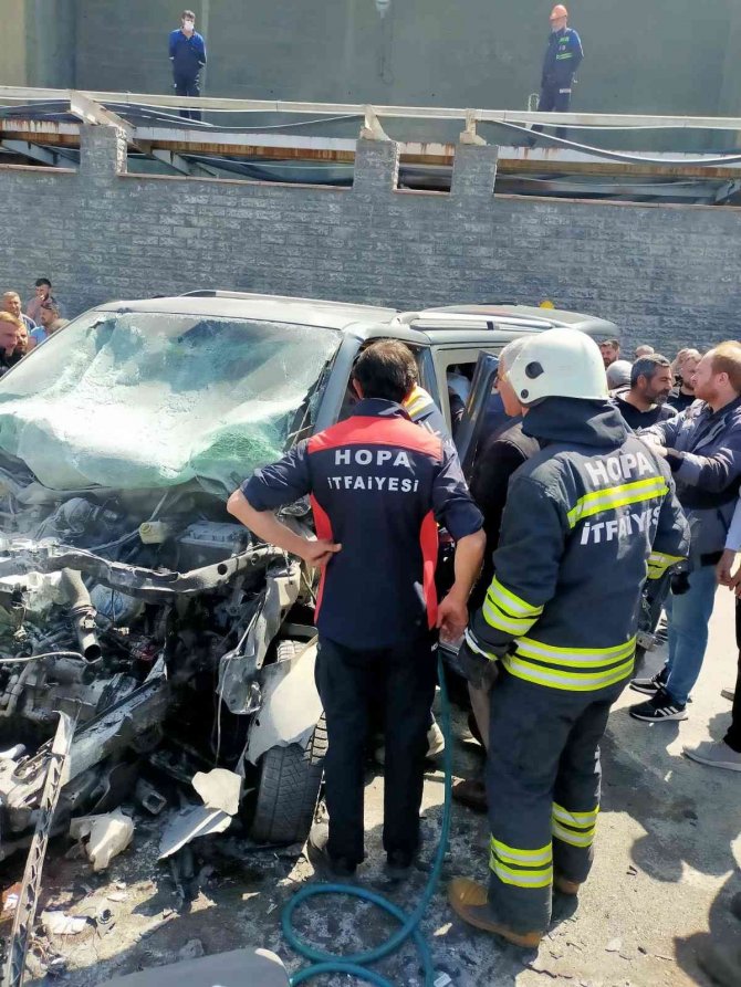 Hurdaya Dönen Araç İçinde Sıkışan Sürücüyü Ekipler Kurtardı