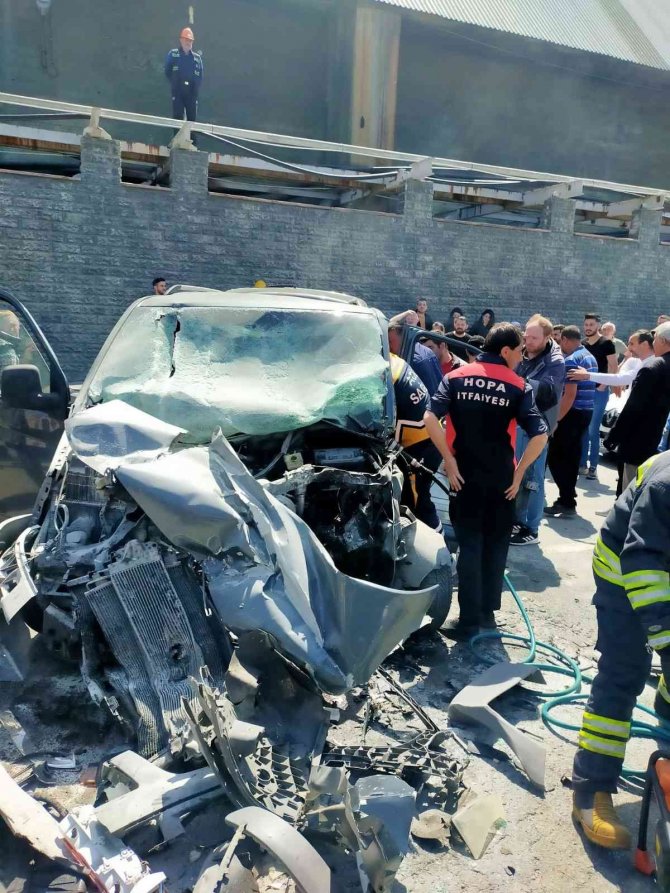 Hurdaya Dönen Araç İçinde Sıkışan Sürücüyü Ekipler Kurtardı