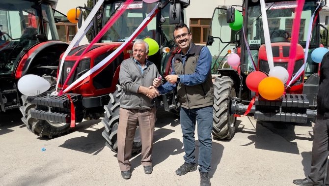 Ayancık’ta 11 Çiftçiye Hibe Destekli Traktör