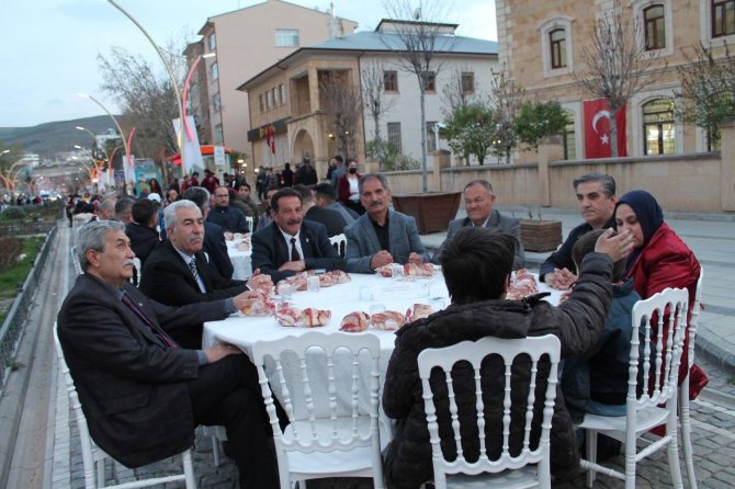 Bakan Bilgin, Memleketi Bayburt’ta Vatandaşlarla İftar Yaptı
