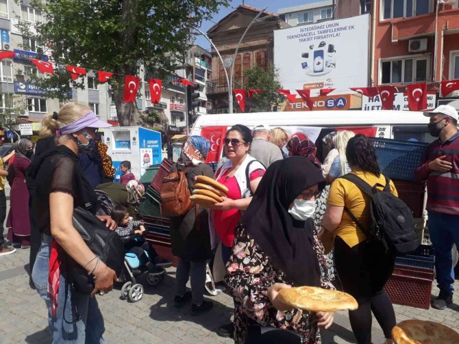 Edremit’te Mhp’nin Dağıttığı Pideler Kapışıldı