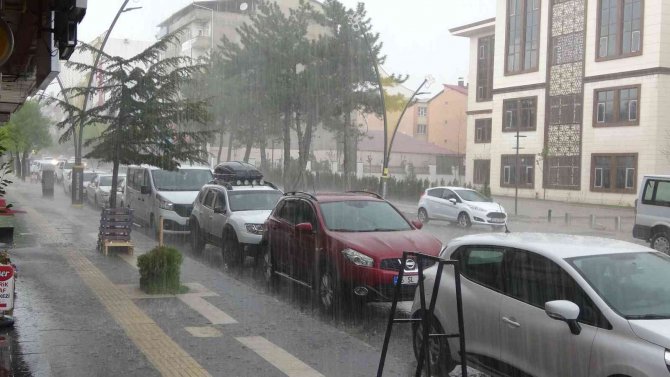 Bingöl’de Sağanak Ve Dolu Etkili Oldu