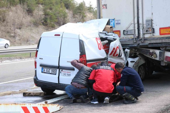 Hafif Ticari Araç Tıra Ok Gibi Saplandı: 1 Ölü, 1 Yaralı