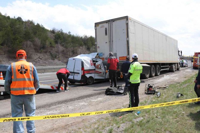 Hafif Ticari Araç Tıra Ok Gibi Saplandı: 1 Ölü, 1 Yaralı
