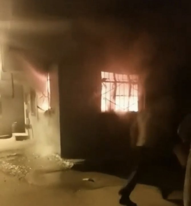 Alevlere Teslim Olan Evi Mahalleli Kovalarla Taşıdığı Suyla Söndürmeye Çalıştı