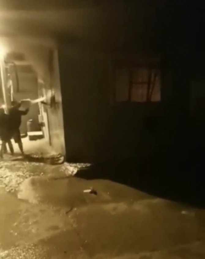 Alevlere Teslim Olan Evi Mahalleli Kovalarla Taşıdığı Suyla Söndürmeye Çalıştı