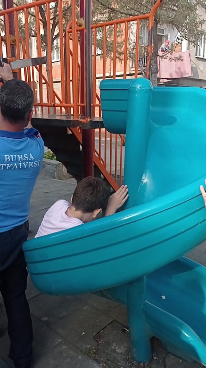 Bursa’da Kaydırak Demirlerine Sıkışan Çocuğu İtfaiye Böyle Kurtardı