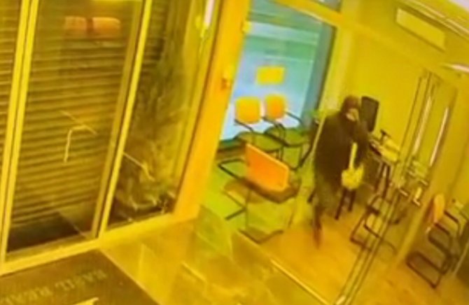 Camı Tekmeleyerek Kırıp Bilgisayar Çalan Hırsız Kamerada
