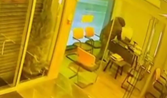 Camı Tekmeleyerek Kırıp Bilgisayar Çalan Hırsız Kamerada