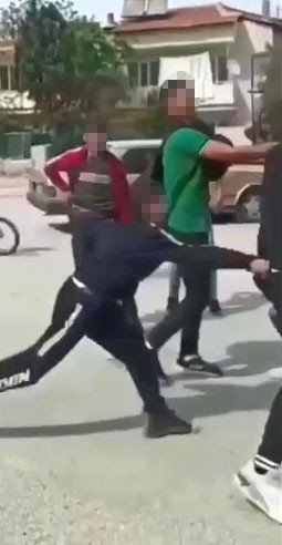 14 Yaşındaki Çocuk, Lise Öğrencisini Okulun Önünde Defalarca Bıçakladı