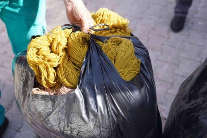 Milas’ta Kırsalda Yaşayan Vatandaşlara İpek Böceği Larvası Ve Halı İpi Dağıtıldı