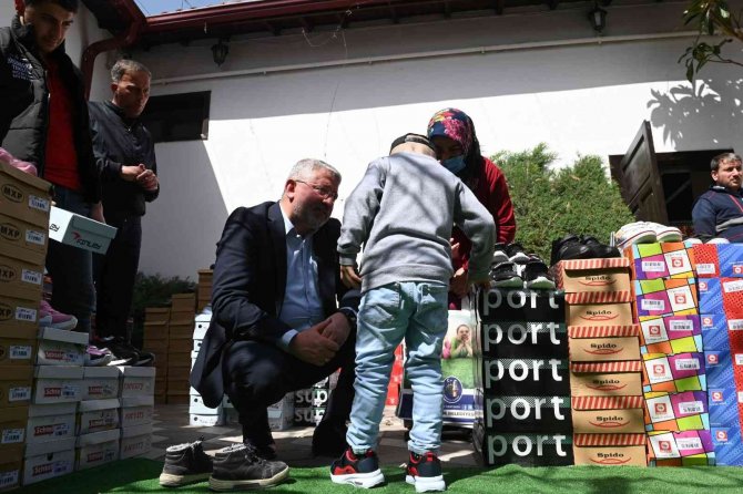 Çocuklar Bayram Heyecanını Erken Yaşadı: 700 Çocuğa Bayramlık Kıyafet Dağıtıldı
