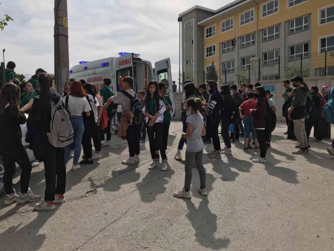 14 Yaşındaki Çocuk, Lise Öğrencisini Okulun Önünde Defalarca Bıçakladı