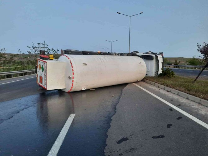 Elazığ’da Oksijen Yüklü Tanker Yan Yattı: 1 Yaralı