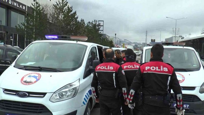 Husumetliler Trafikte Önce Silah Çekti, Sonra Sopalarla Kavga Etti