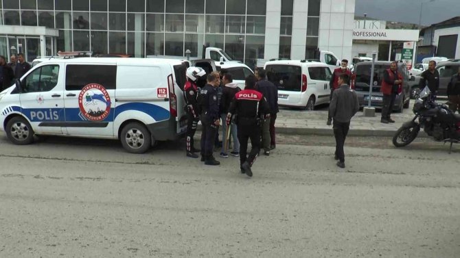 Husumetliler Trafikte Önce Silah Çekti, Sonra Sopalarla Kavga Etti