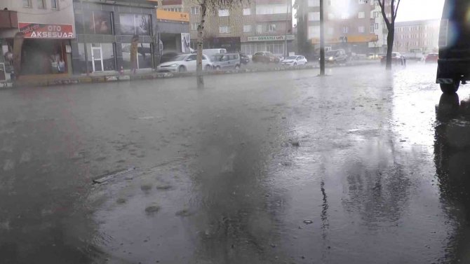 Erzurum’da Dolu Ve Sağanak Yağış Etkili Oldu