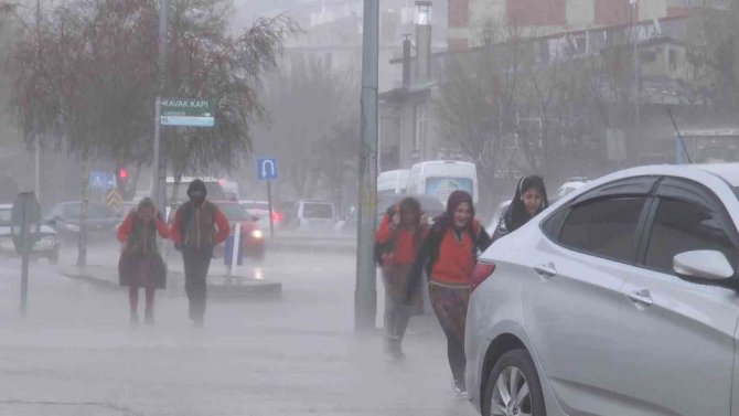 Erzurum’da Dolu Ve Sağanak Yağış Etkili Oldu