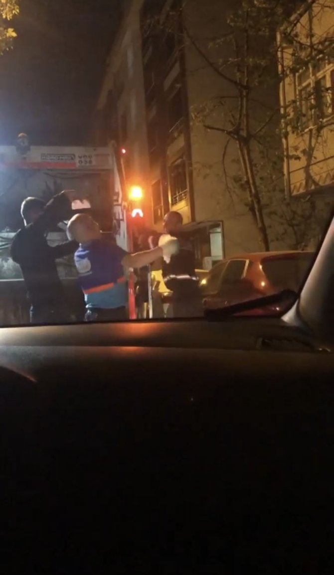 Esenyurt’ta Çöp Toplayan Belediye Görevlisinin Dansı İlgi Topladı