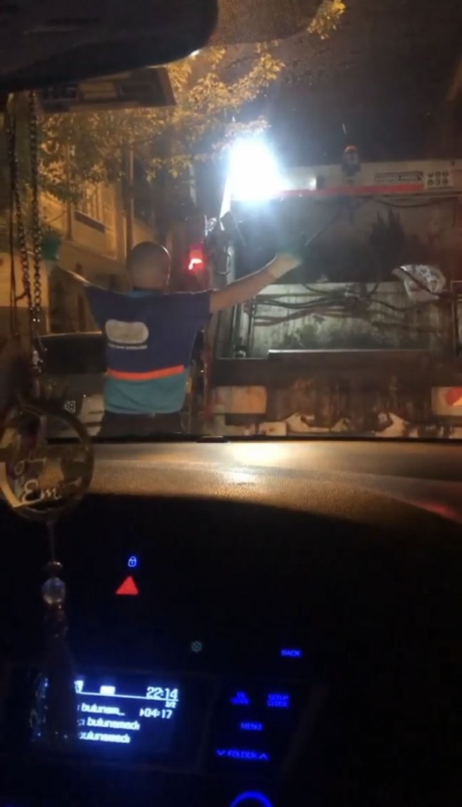 Esenyurt’ta Çöp Toplayan Belediye Görevlisinin Dansı İlgi Topladı