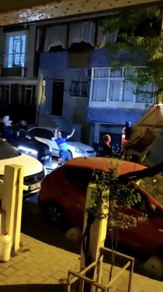 Esenyurt’ta Çöp Toplayan Belediye Görevlisinin Dansı İlgi Topladı