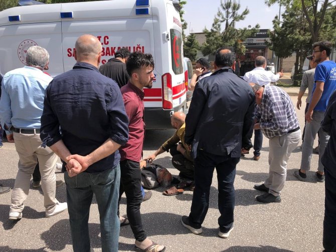 Önce Kamyonet Sonra Da Otomobil Çarptı