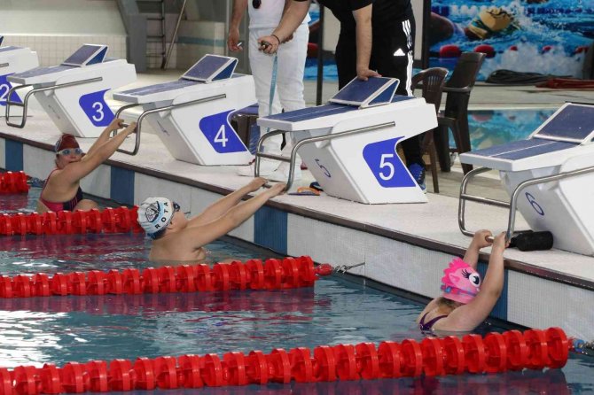 Özel Sporcular Yüzme Yarışmaları Başladı