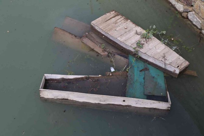 Baraj Suları Yükselince Mezarlıklar Sular Altında Kaldı