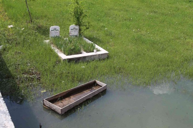 Baraj Suları Yükselince Mezarlıklar Sular Altında Kaldı
