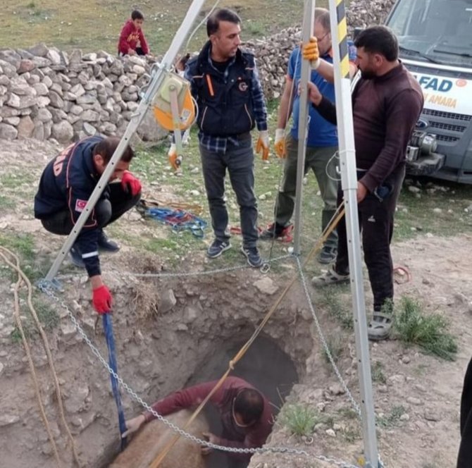 Kuyuya Düşen İnek, Afad Ekibi Tarafından Kurtarıldı