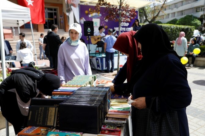 Dünya Kitap Hediye Etme Gününde 2 Bin Kitap Dağıtıldı