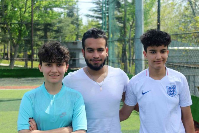 Futbol Tutkuları İçin 2 Bin 500 Kilometre Uzağa, Türkiye’ye Geldiler