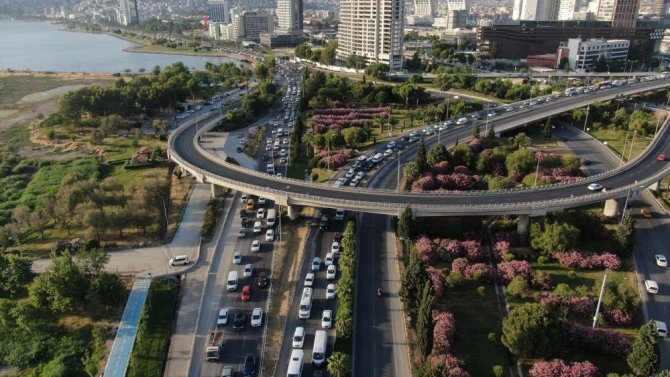 İ̇zmir’de Trafiğe Kayıtlı Araç Sayısı Arttı