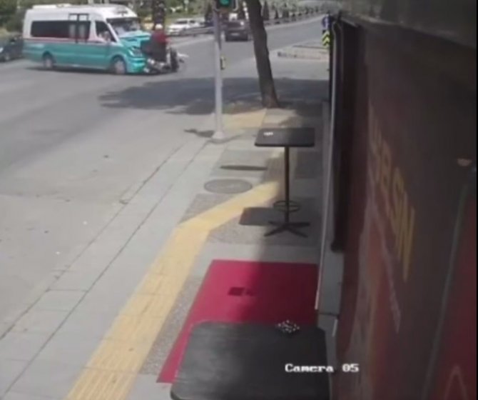 Motorlu Kurye Ölümden Döndü, O Anlar Kameraya Yansıdı