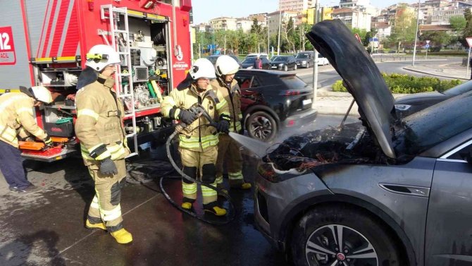 Kartal’da Lüks Otomobile Çarpan Lüks Cip Alev Alev Yandı