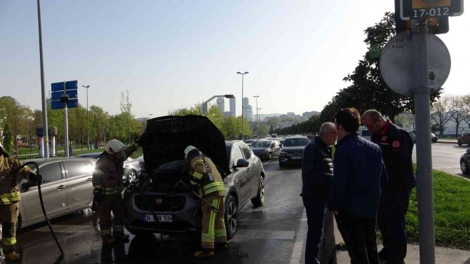 Kartal’da Lüks Otomobile Çarpan Lüks Cip Alev Alev Yandı