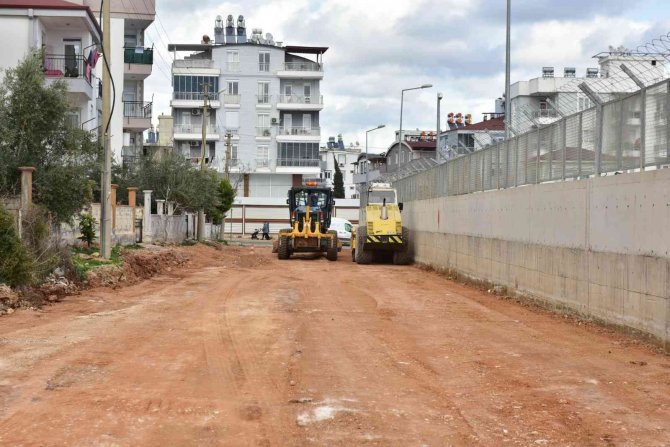 Kepez’in 2 Mahallesine Sıcak Asfalt
