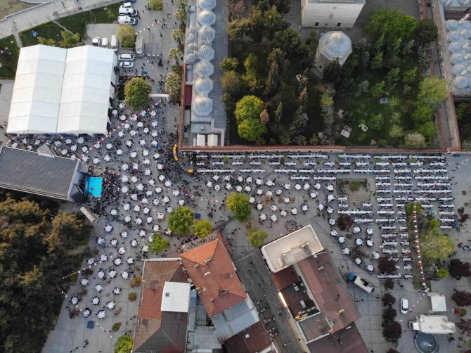 Kadir Gecesi’nde Binlerce Kişi Kent Meydanında Oruç Açtı