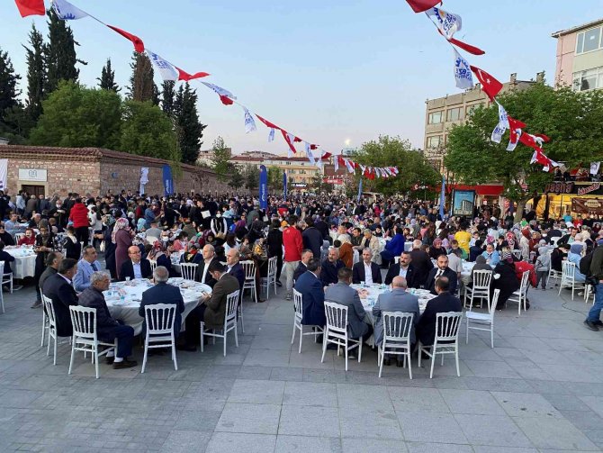 Kadir Gecesi’nde Binlerce Kişi Kent Meydanında Oruç Açtı